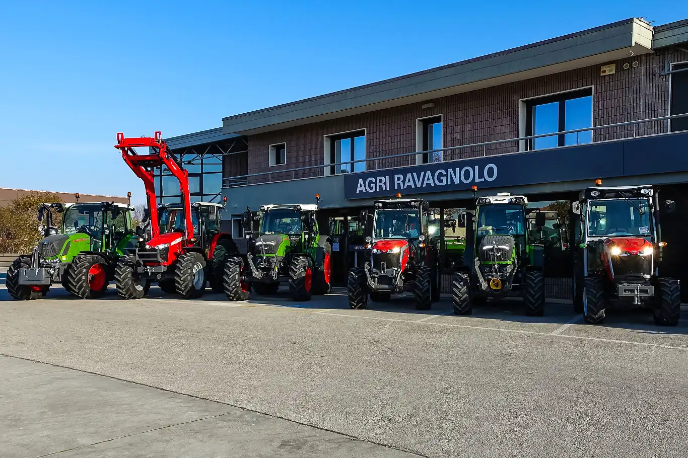 Trattori allineati nel piazzale della sede Agri Ravagnolo