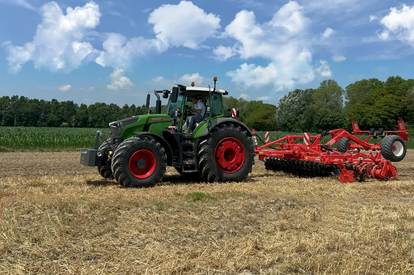 Trattore in campo agricolo